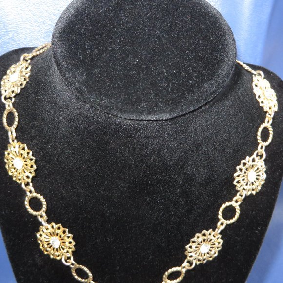 Pretty Gold toned flower necklace crystal center - Picture 8 of 8